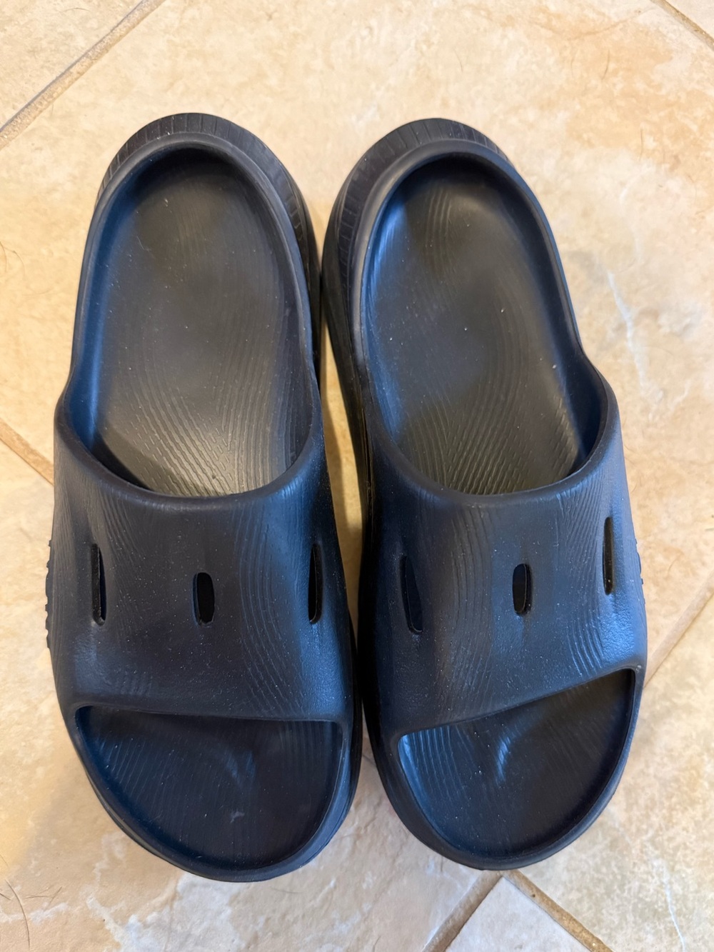 Hoka Ora recovery slides